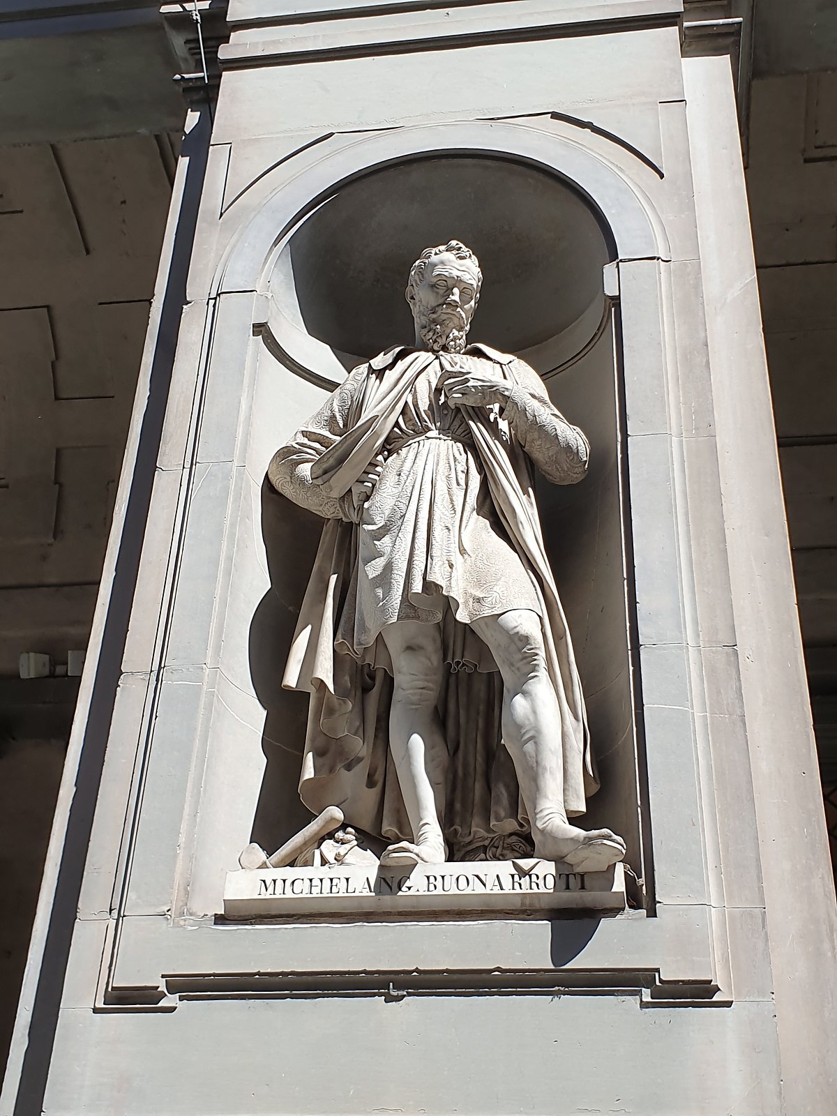 미켈란_젤로_석상.jpg