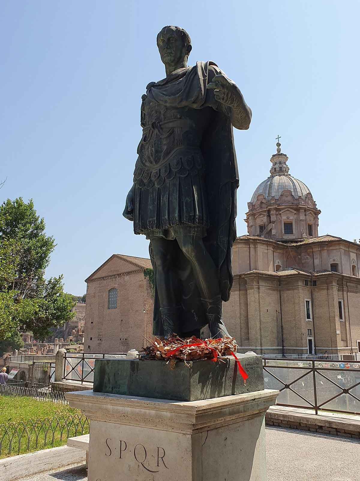 카이사르 동상.jpg