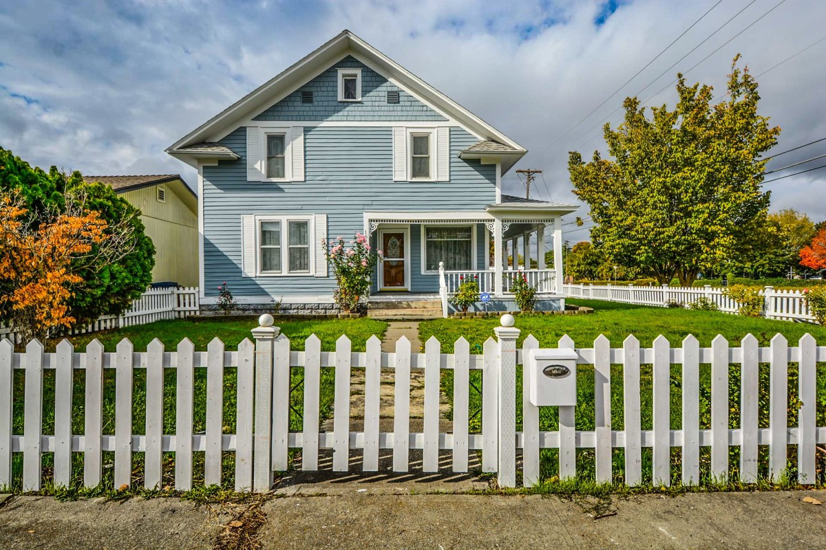 real_estate_home_house_picket_fence_estate_agent_residential_property-1371077.jpg