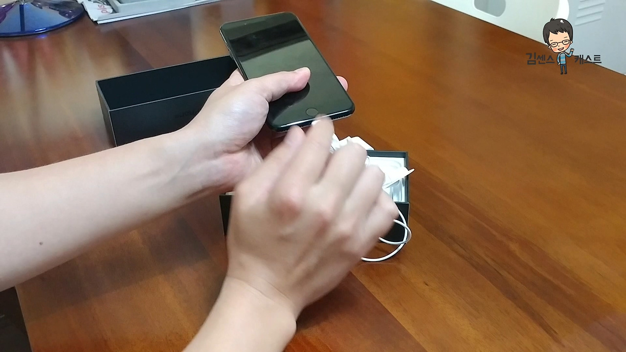 아이폰7 플러스 개봉기.mp4_20161023_082449.984.jpg