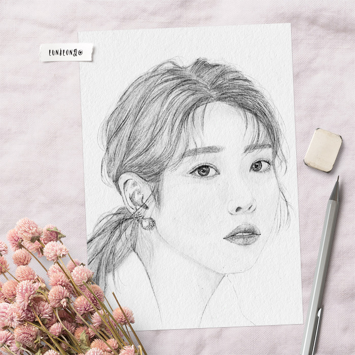 210920-연필 011-아이유1[꿈보그림]-목업-700.jpg