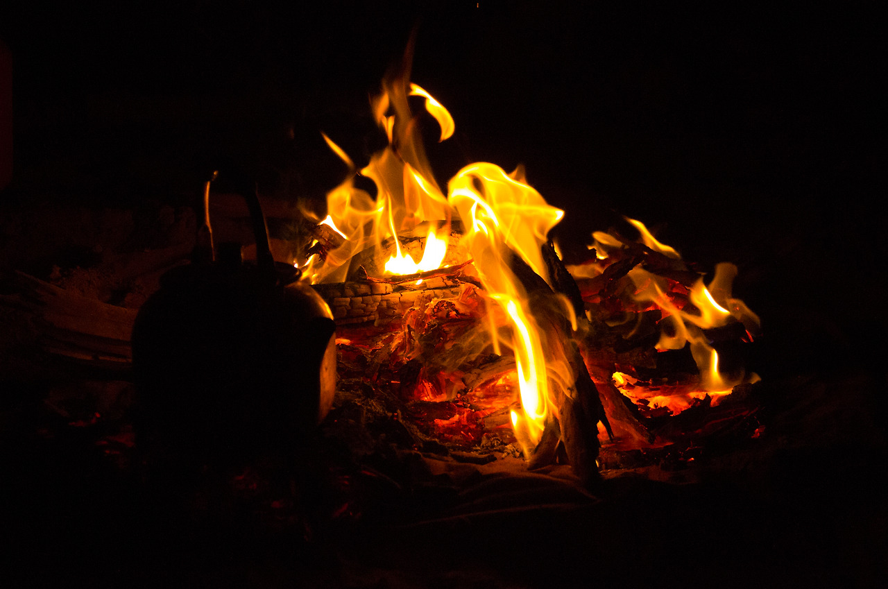 모닥불 옆에서 끓이고 있는 차.jpg