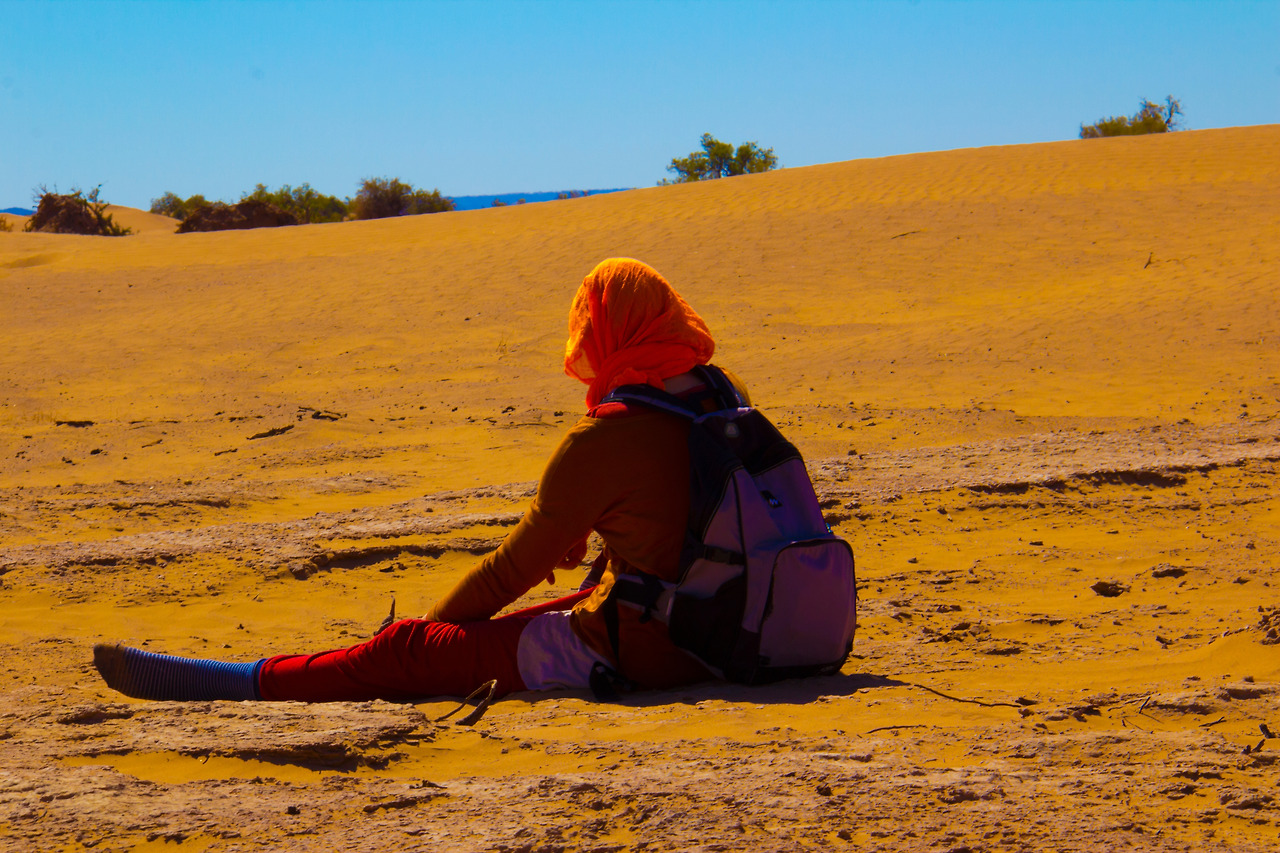 사막에 앉아 있는 솔렌.jpg