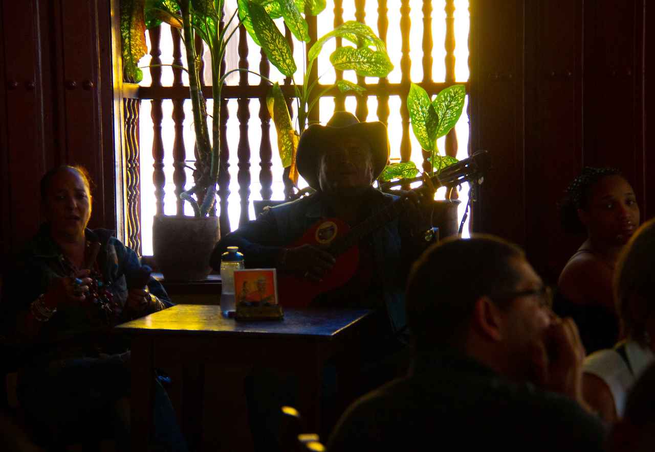 이자벨리카 카페 연주자.jpg