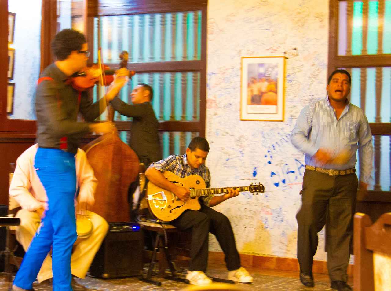 손 크리스탈 연주.jpg