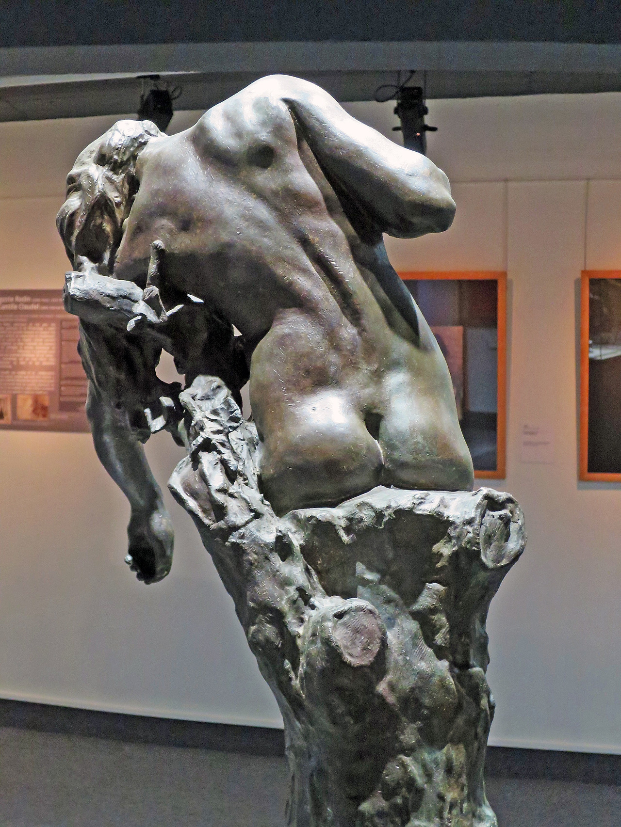 camille-claudel---niobide-blesse-1906_49683849893_o.jpg