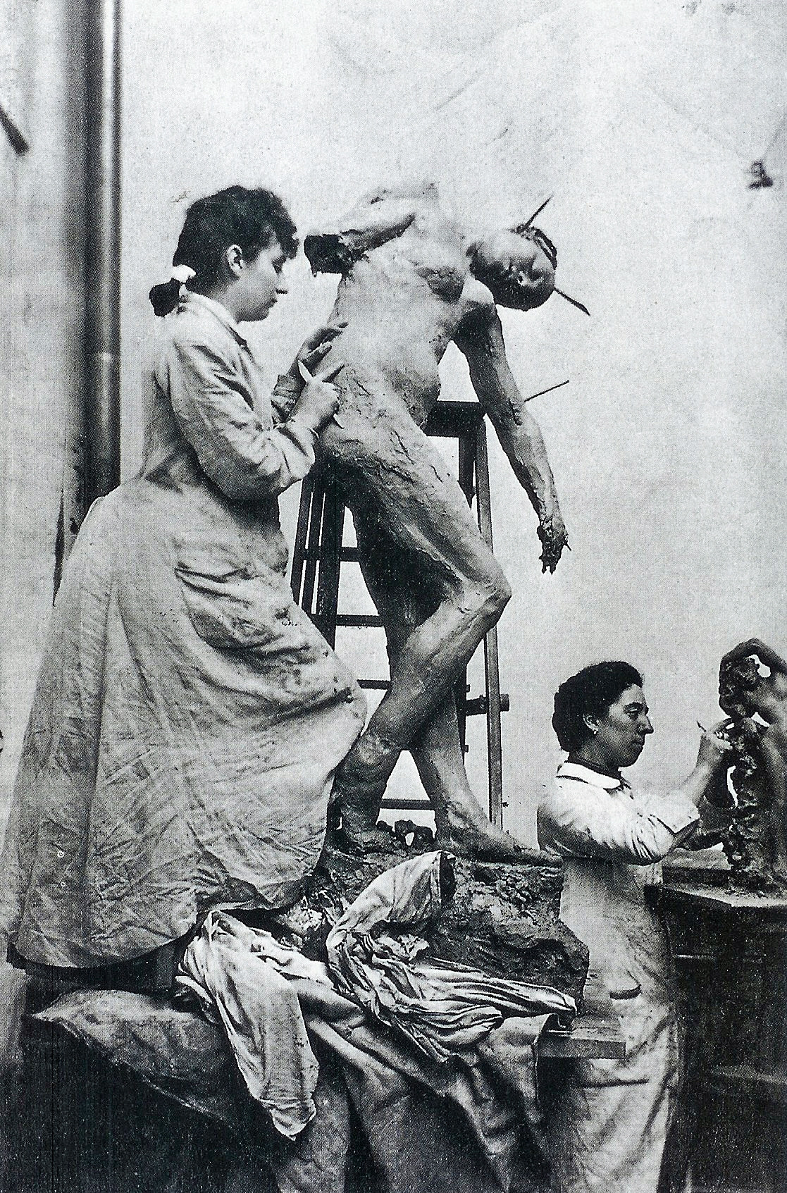camille-claudel-et-jessie-lipscomb-dans-leur-atelier---foto-1887_49615391691_o.jpg