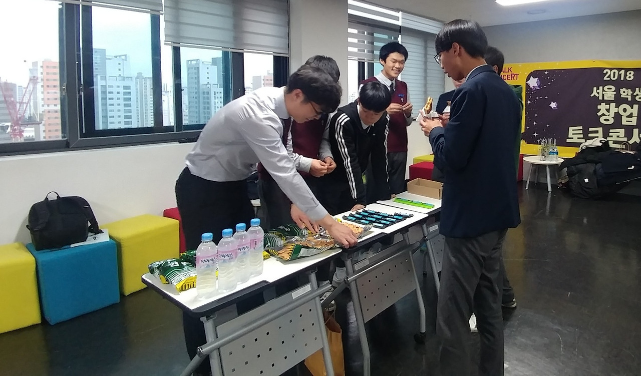창업토크콘서트 부스1.jpg