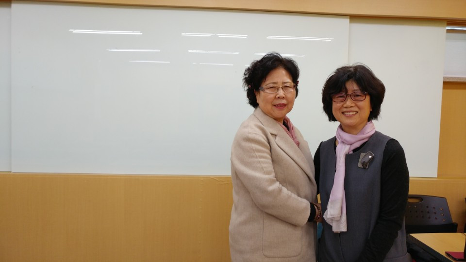 서대문도서관-한윤선 수강생과 양윤희강사.jpg