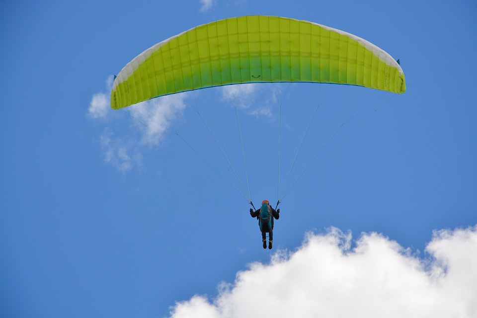 paragliding-3576815_960_720.jpg