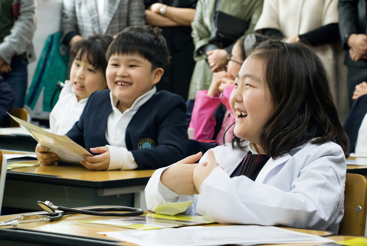 장려1-웃음이 넘치는 교실.jpg