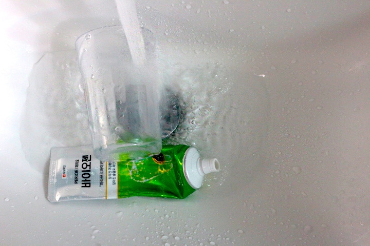 치약 물컵 그리고 물.jpg