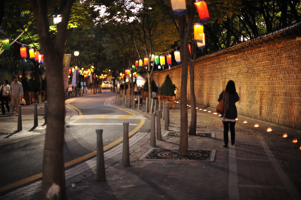 덕수궁 돌담길_출처 wikipedia.jpg