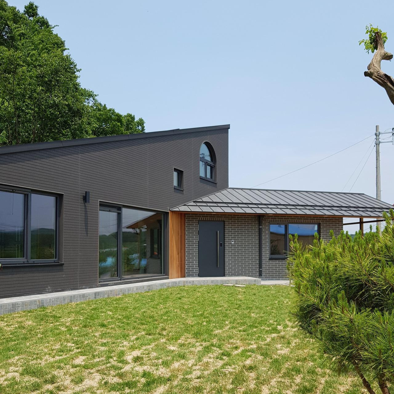 004. 외부 마당_펼쳐진 볼륨이 하늘, 뒷산, 마당의 전체 모습을 재구성 한다.jpg