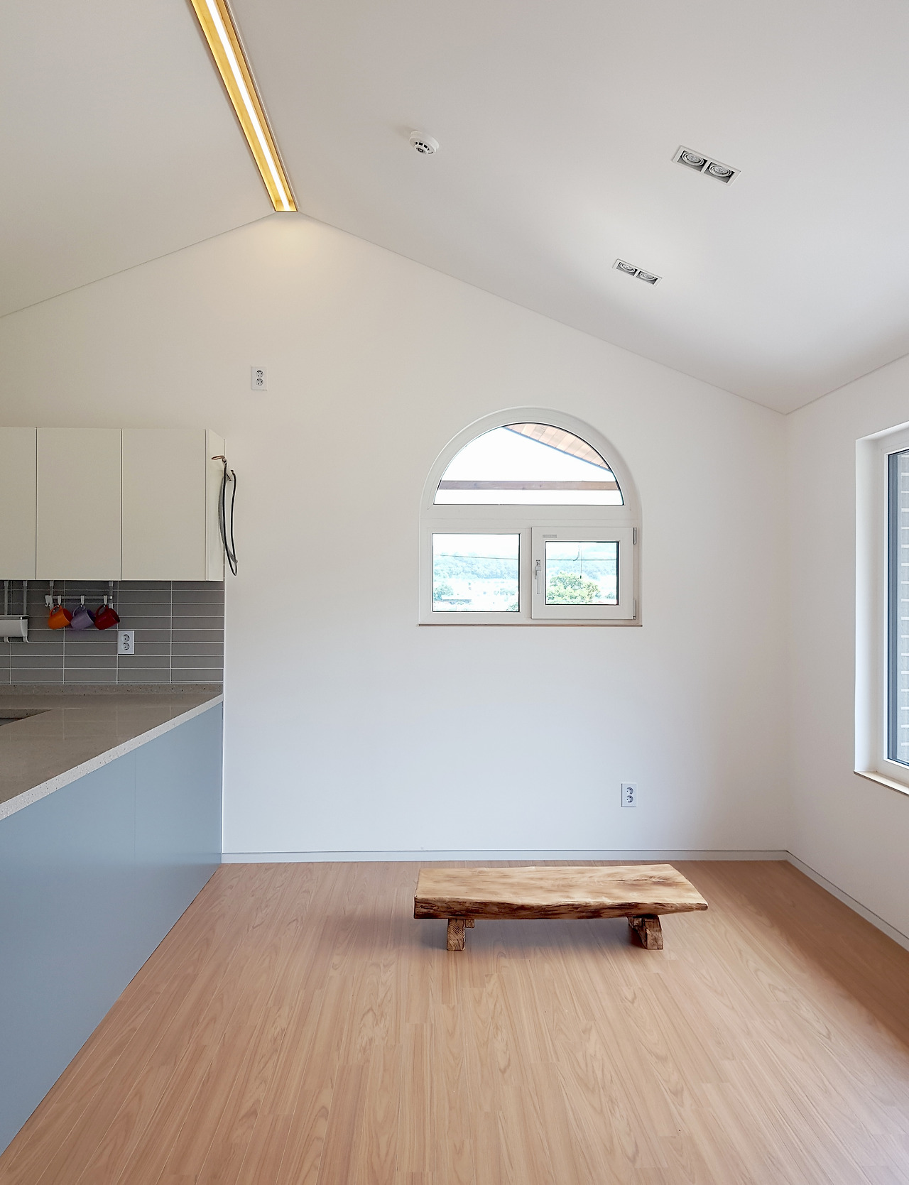 019. 1층 식당-주방의 모습2.jpg