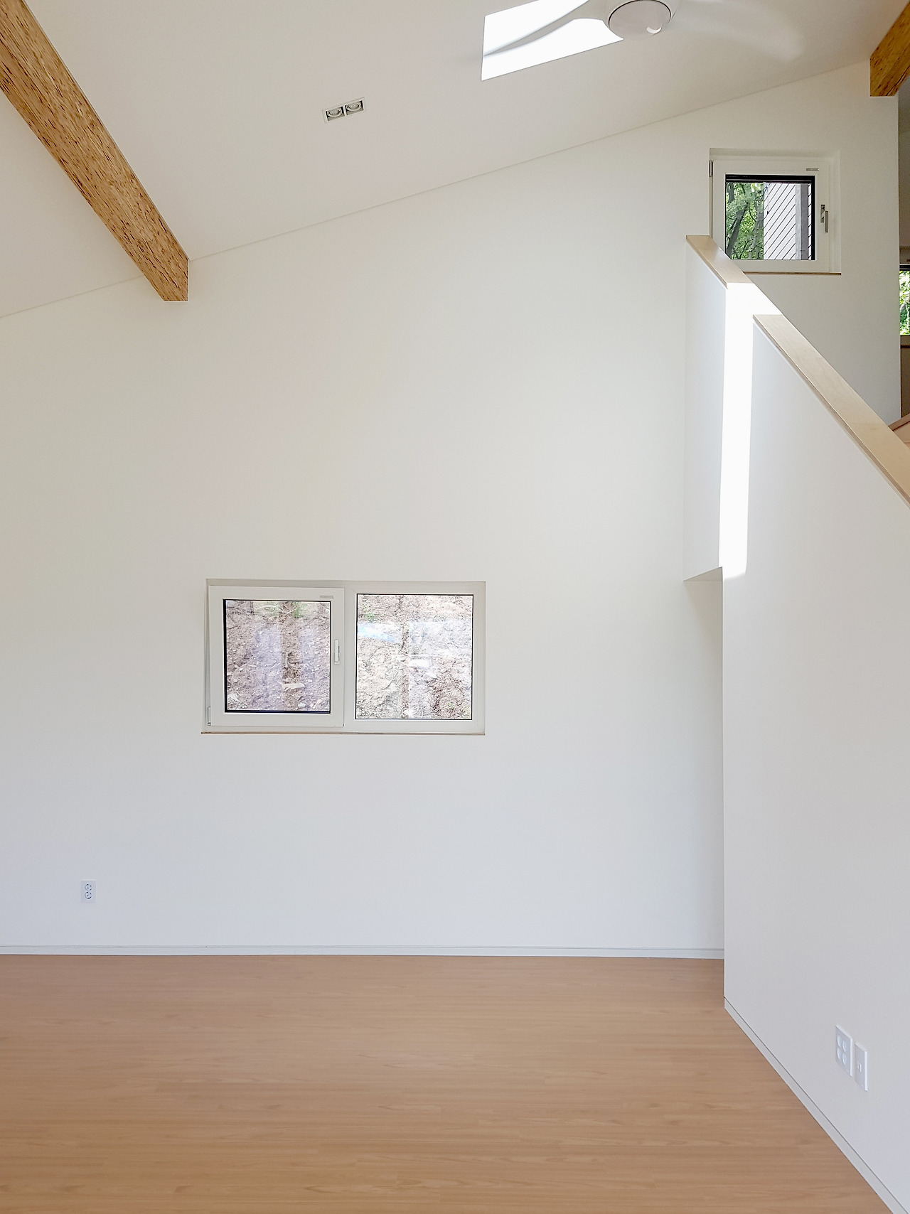 012. 거실 모습_천창과 후정.jpg