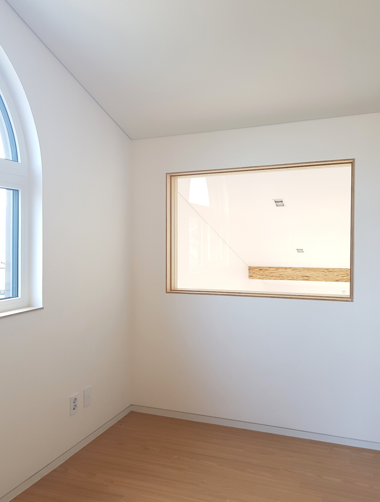 025. 2층 응접실의 모습. 마을의 전경과 거실과 통하는 창을 통해 다양한 뷰를 감상할 수 있는 장소.jpg