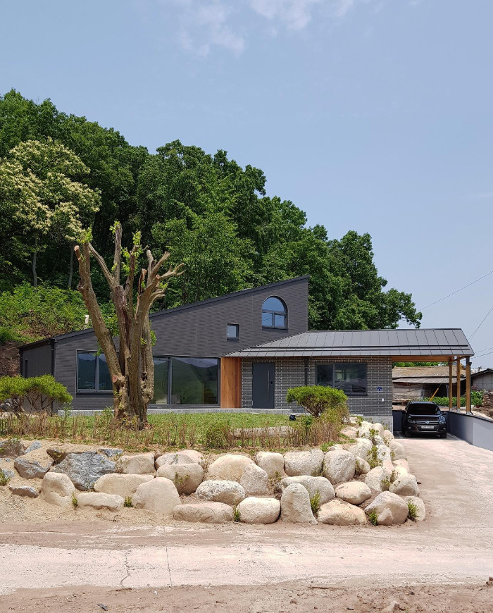 001. 외부정면_진입방향에서 보는 모습_뒷산의 녹음과 어루러진 모습.jpg