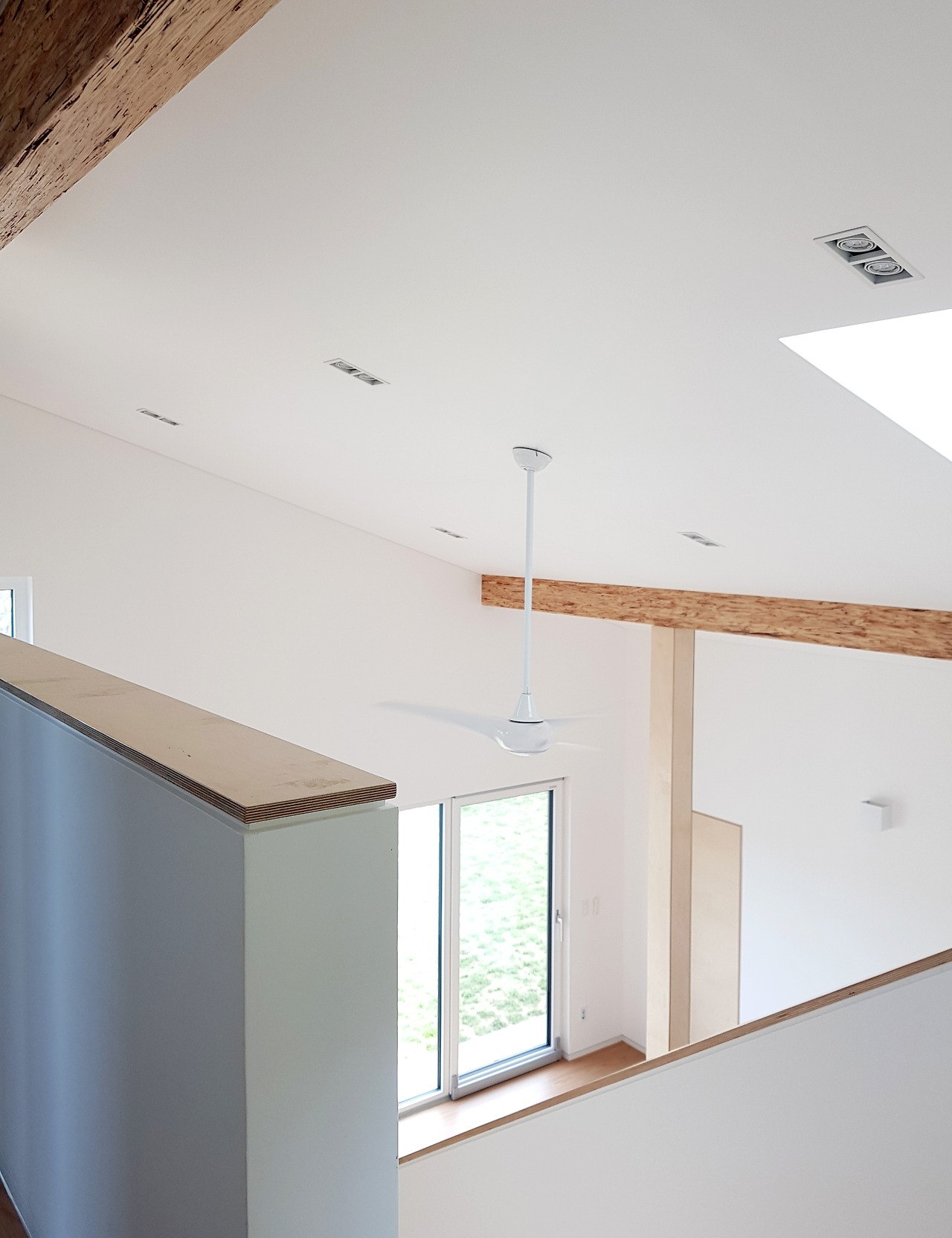 020. 2층 계단 끝에서 거실을 바라본 모습.jpg