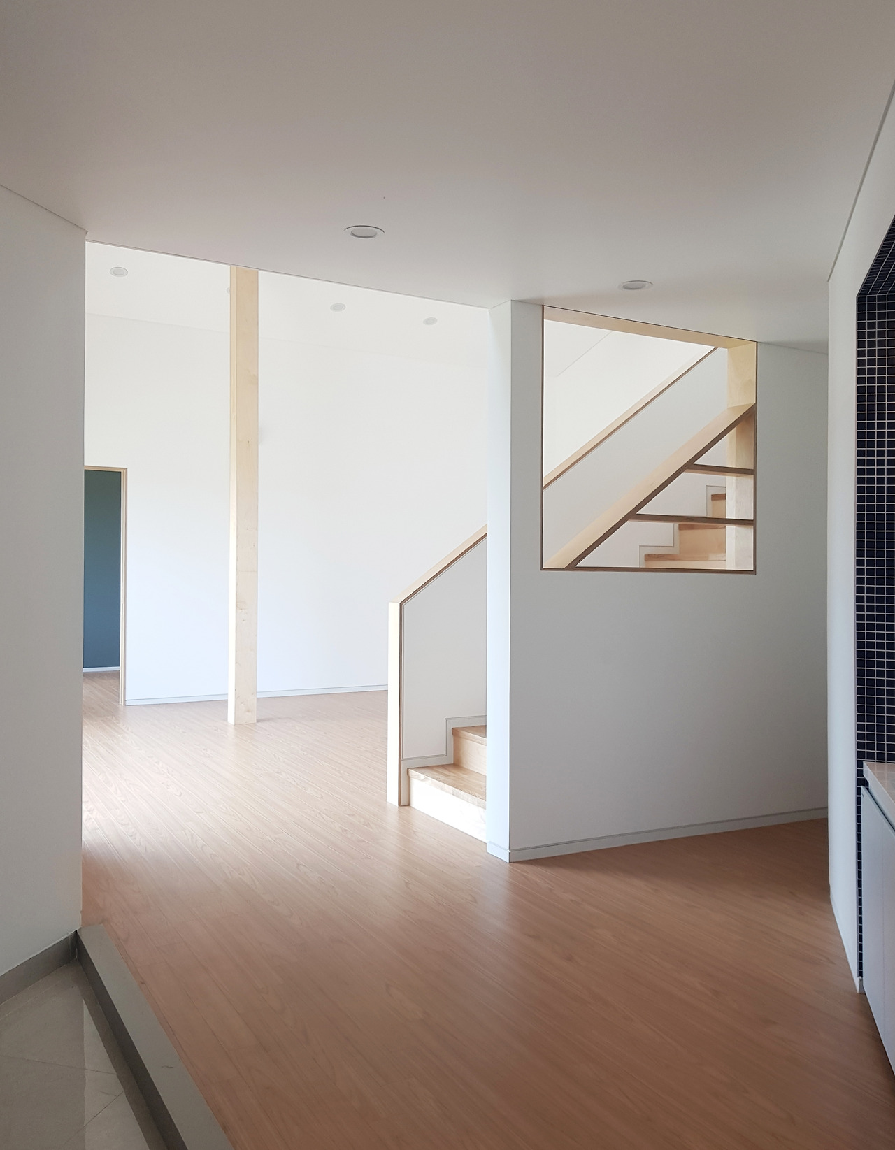 008.현관에서 거실부를 바라본 모습.jpg