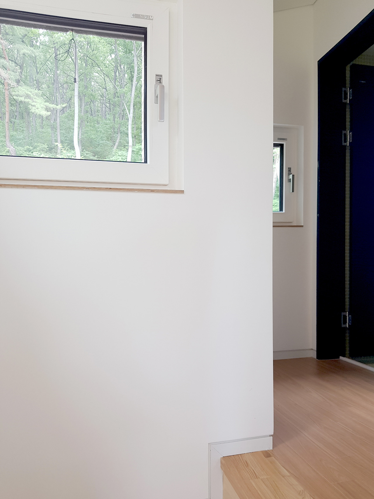 023. 2층 계단 끝에 이르면 뒷산의 녹음이 한눈에 들어오기 시작한다.jpg