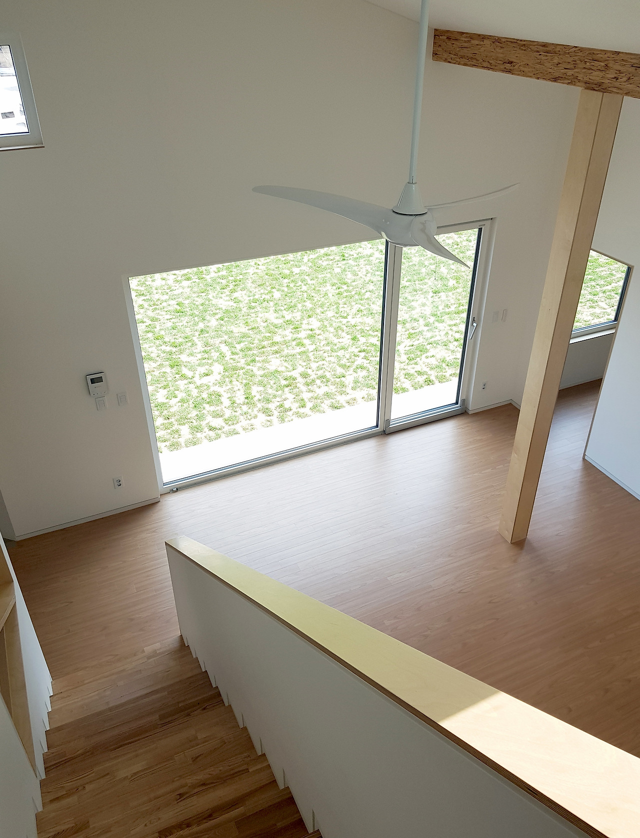 022. 계단에서 거실의 중심부를 본 모습.jpg