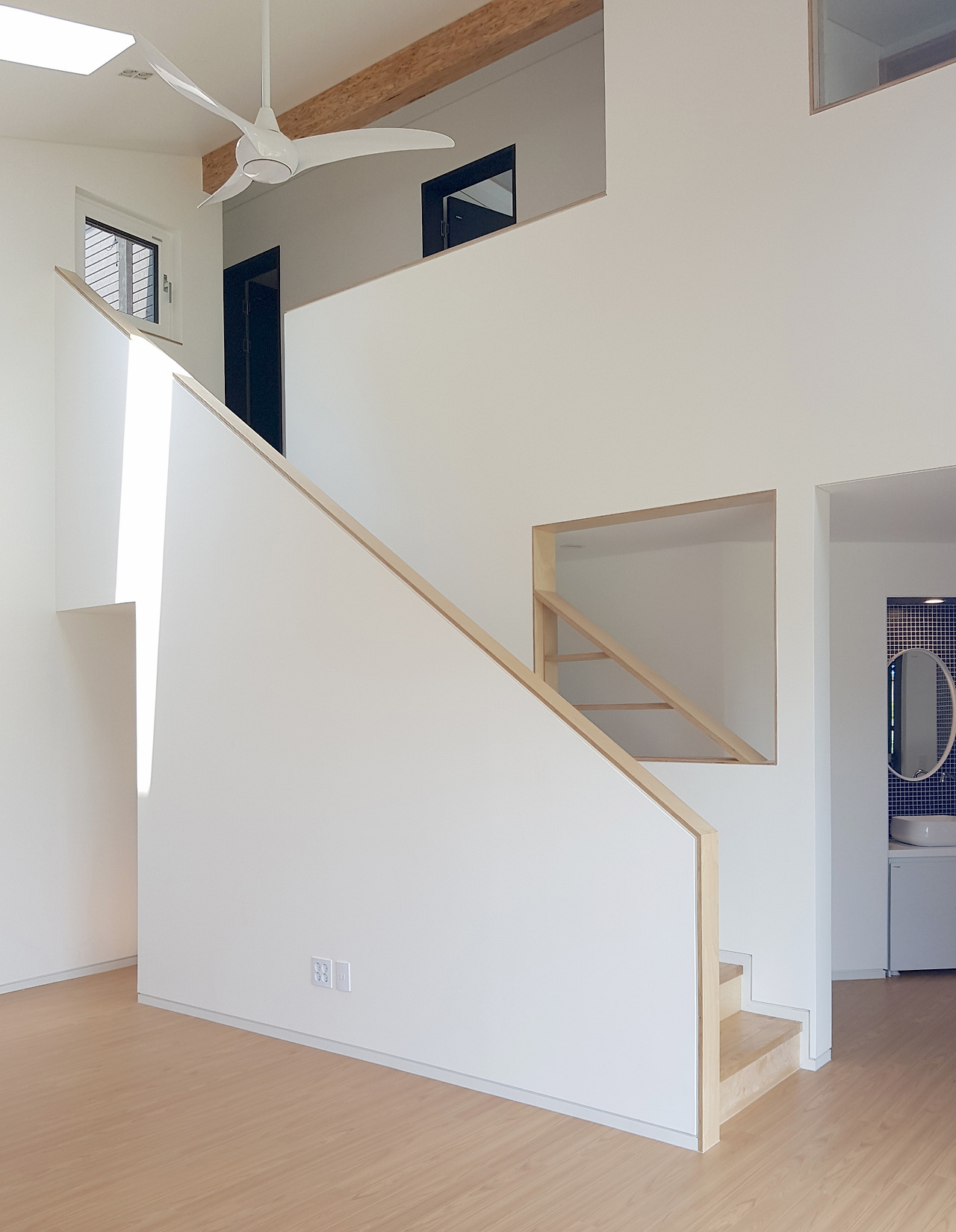 013. 거실에서 2층부를 본 모습.jpg