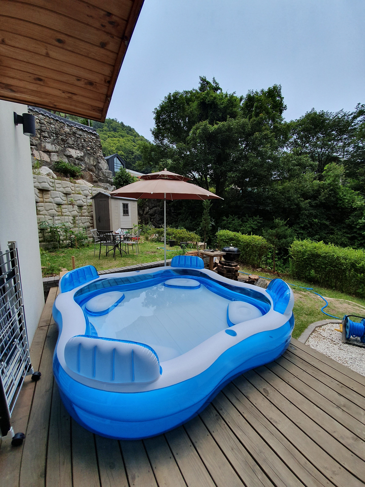 저집 데크 노천 풀장.jpg