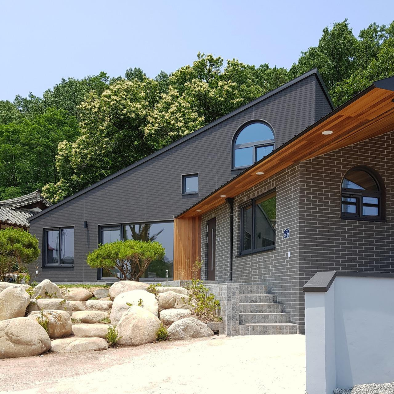 003. 외부입구2_높이와 형태가 다른 두 볼륨이 이루는 다채로운 형태.jpg