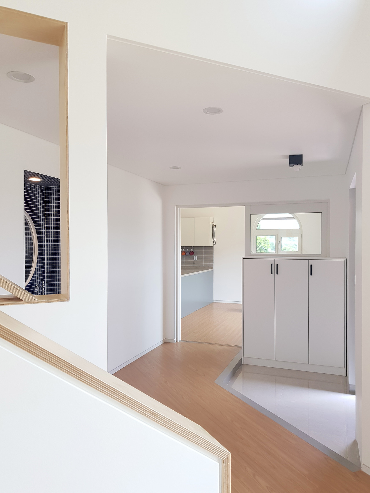 009_거실에서 현관-주방 방면을 본 모습.jpg