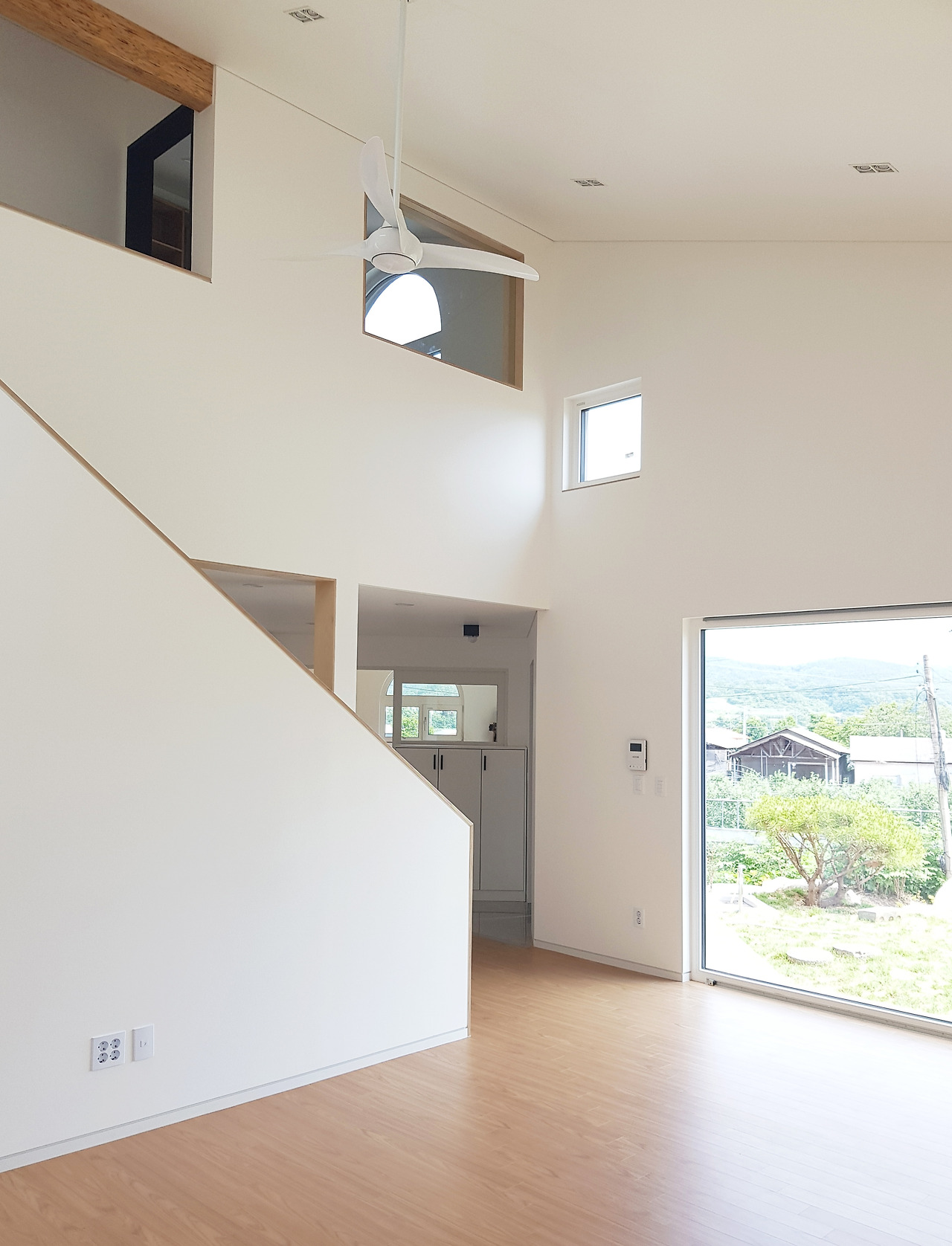 014. 거실에서 2층부와 마당을 함께 본 모습.jpg