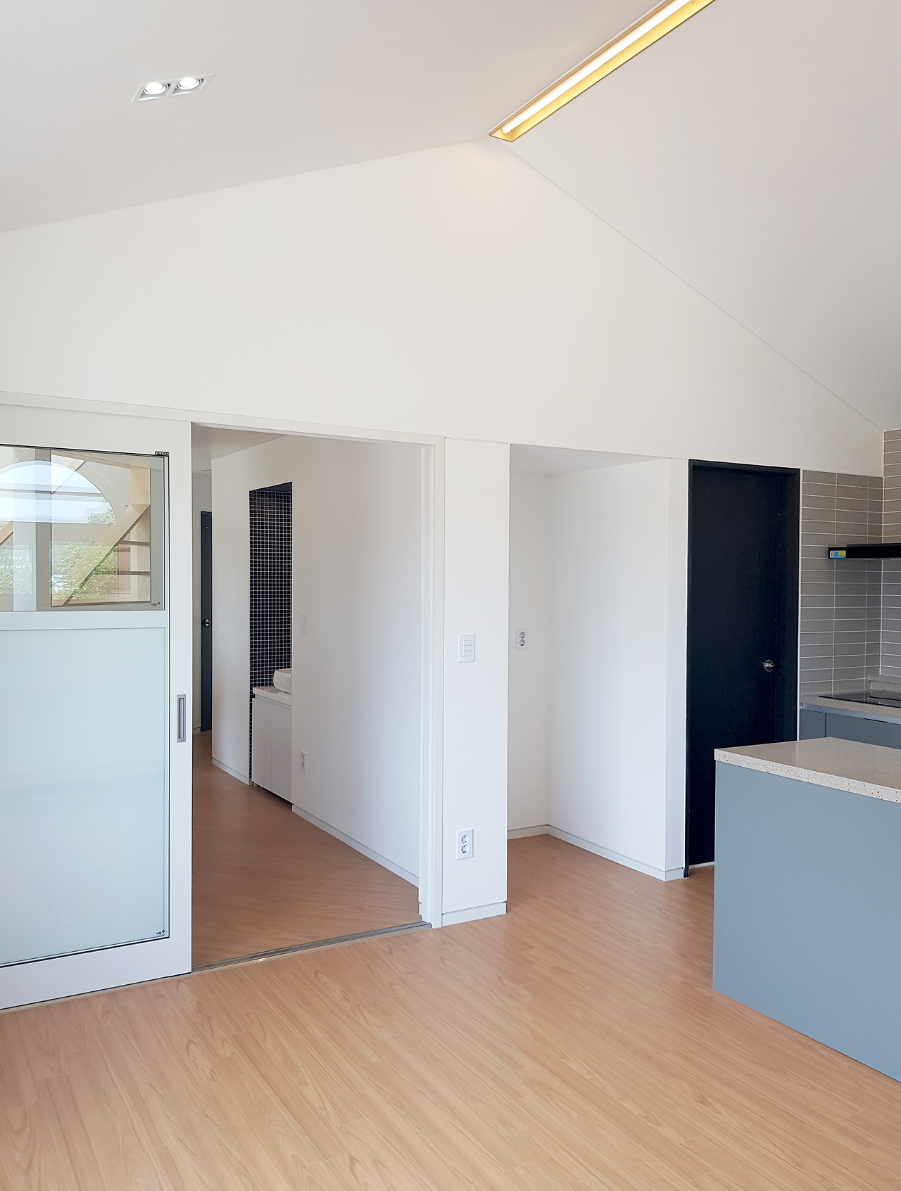 018. 1층 식당-주방의 모습1.jpg