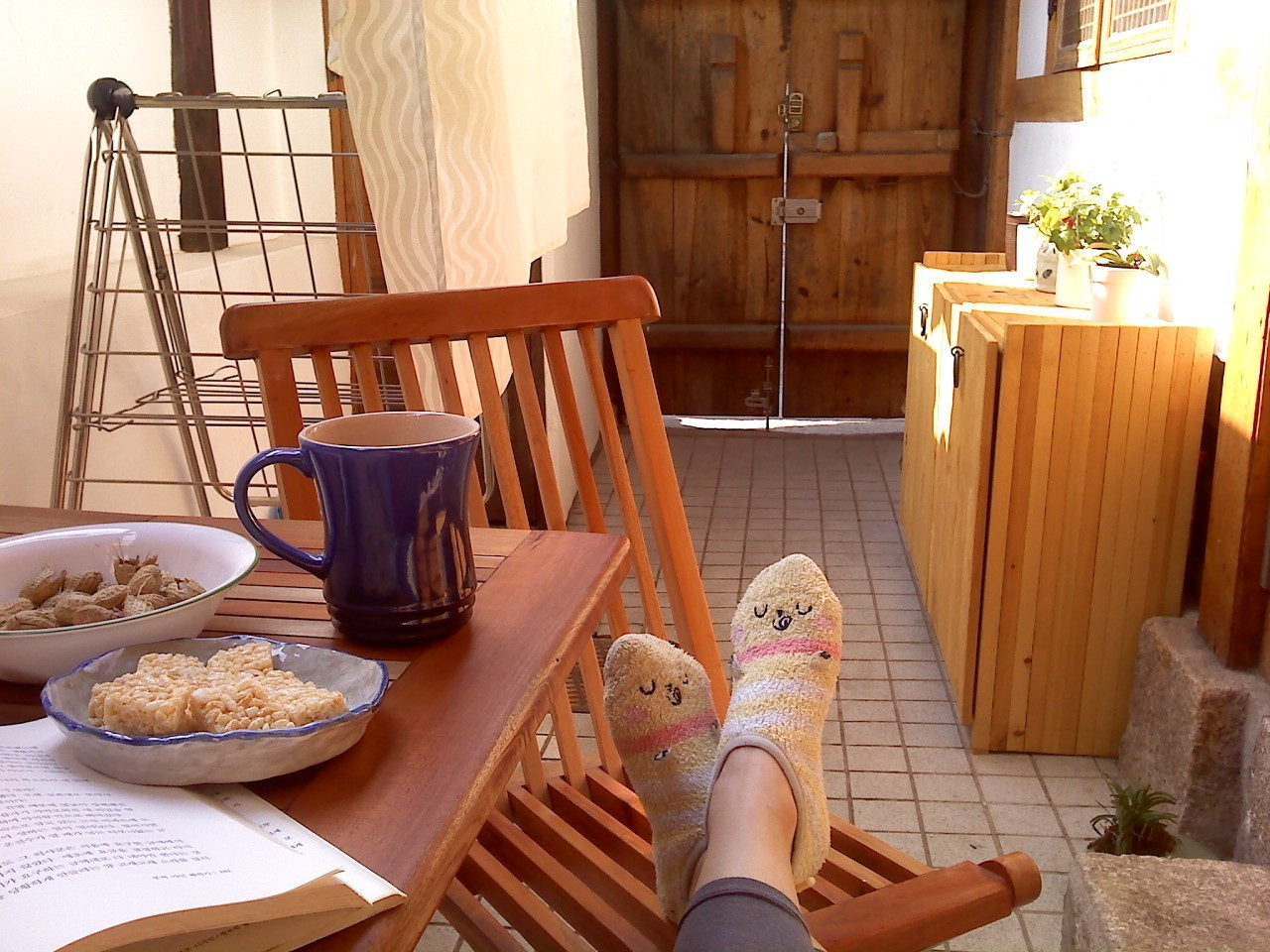 미니한옥 마당 야외테이블에서_2012.jpg