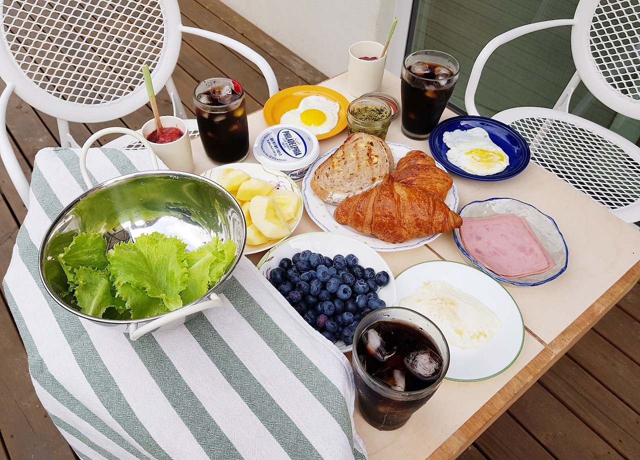 휴일, 흔한 서양식 아침. 이집이 차리고, 저집은 숟가락만 엊을 뿐.....jpg