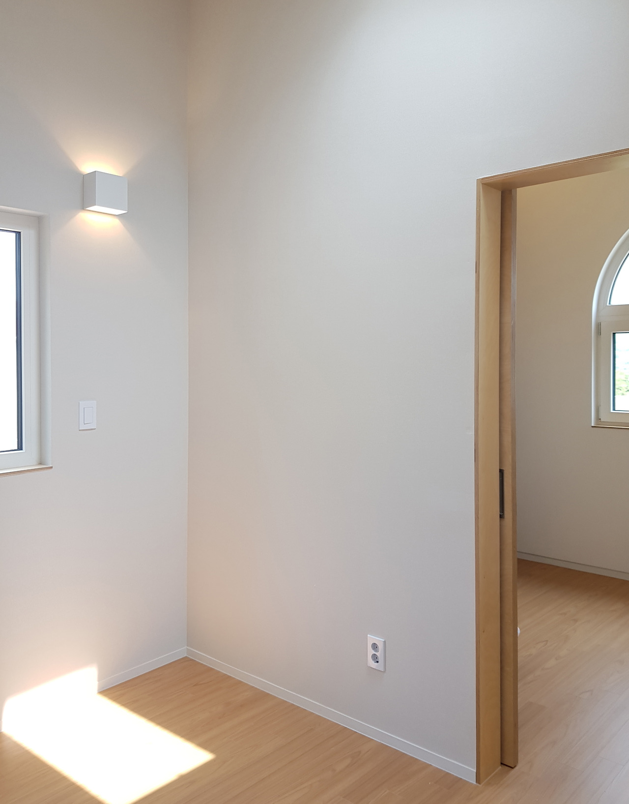 024. 2층 작은방의  모습_바로 옆에 응접실과 공간이 연계된다.jpg