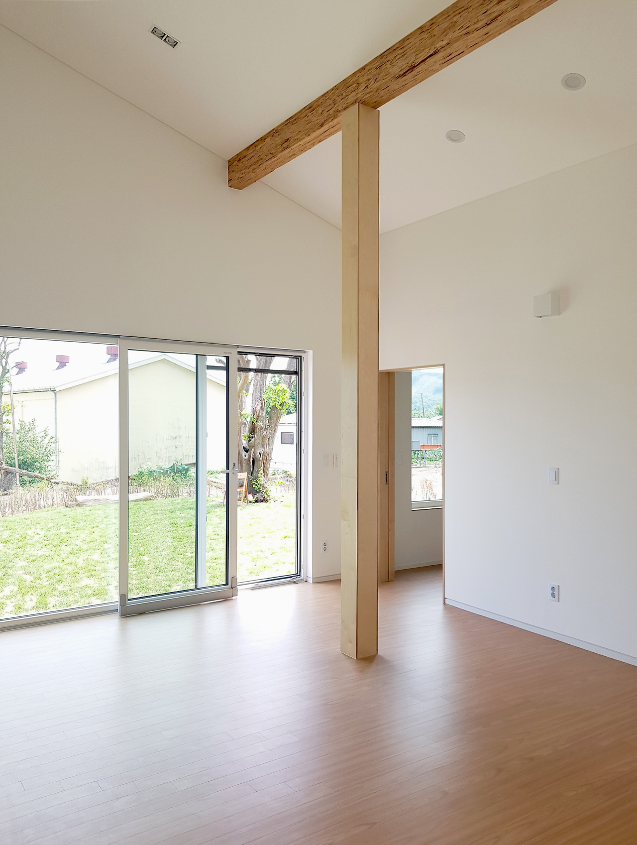 011. 거실에서 마당을 바라본 모습.jpg