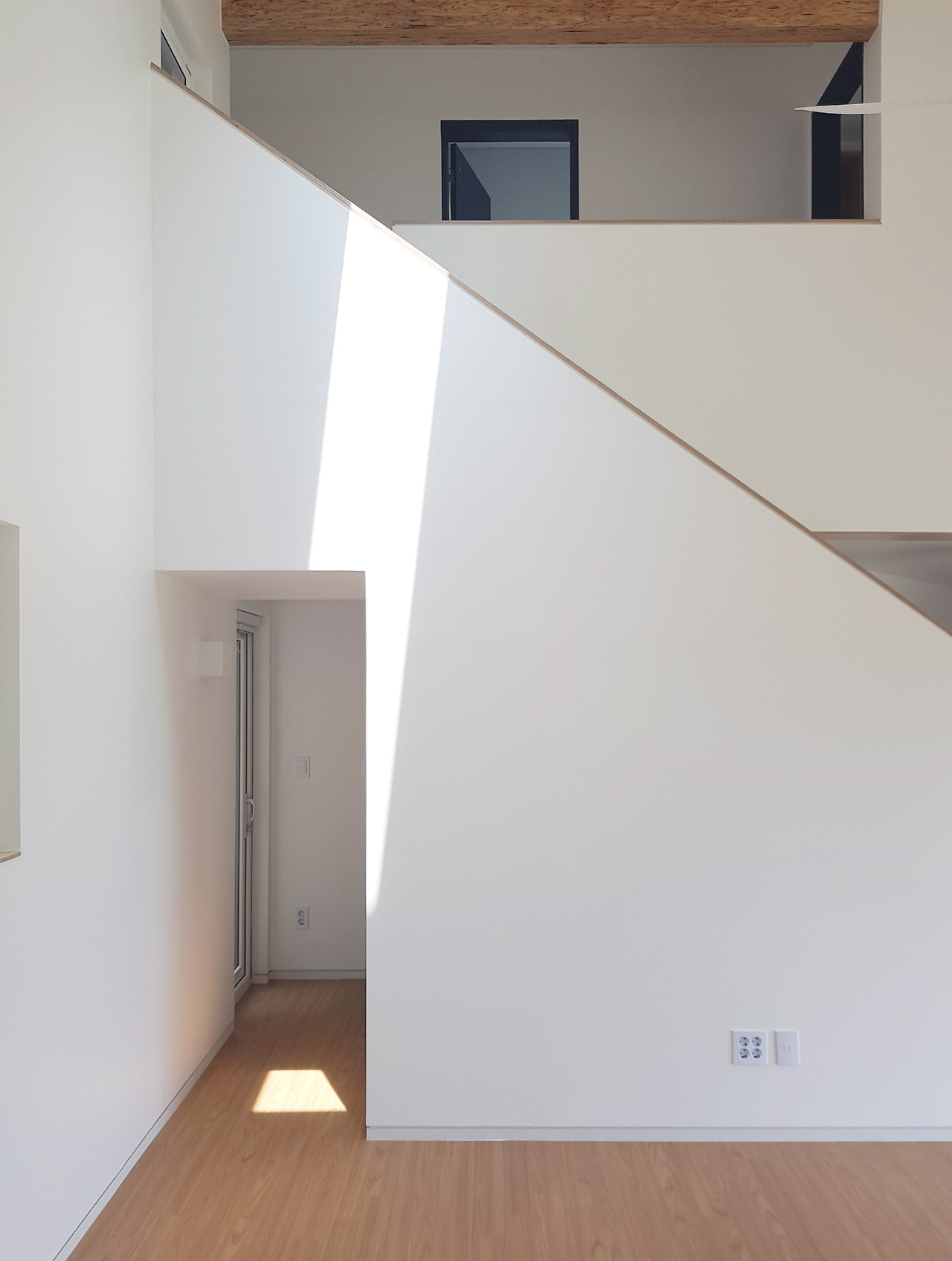 015. 거실모습_천장에서 떨어지는 빛은 벽에 그림을 그린다.jpg