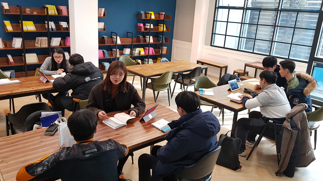 시끄러운 도서관.jpg