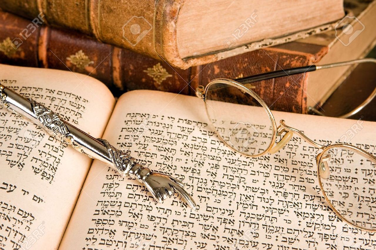 6572623-Silver-Torah-pointer-lying-on-a-jewish-prayer-book-Stock-Photo.jpg