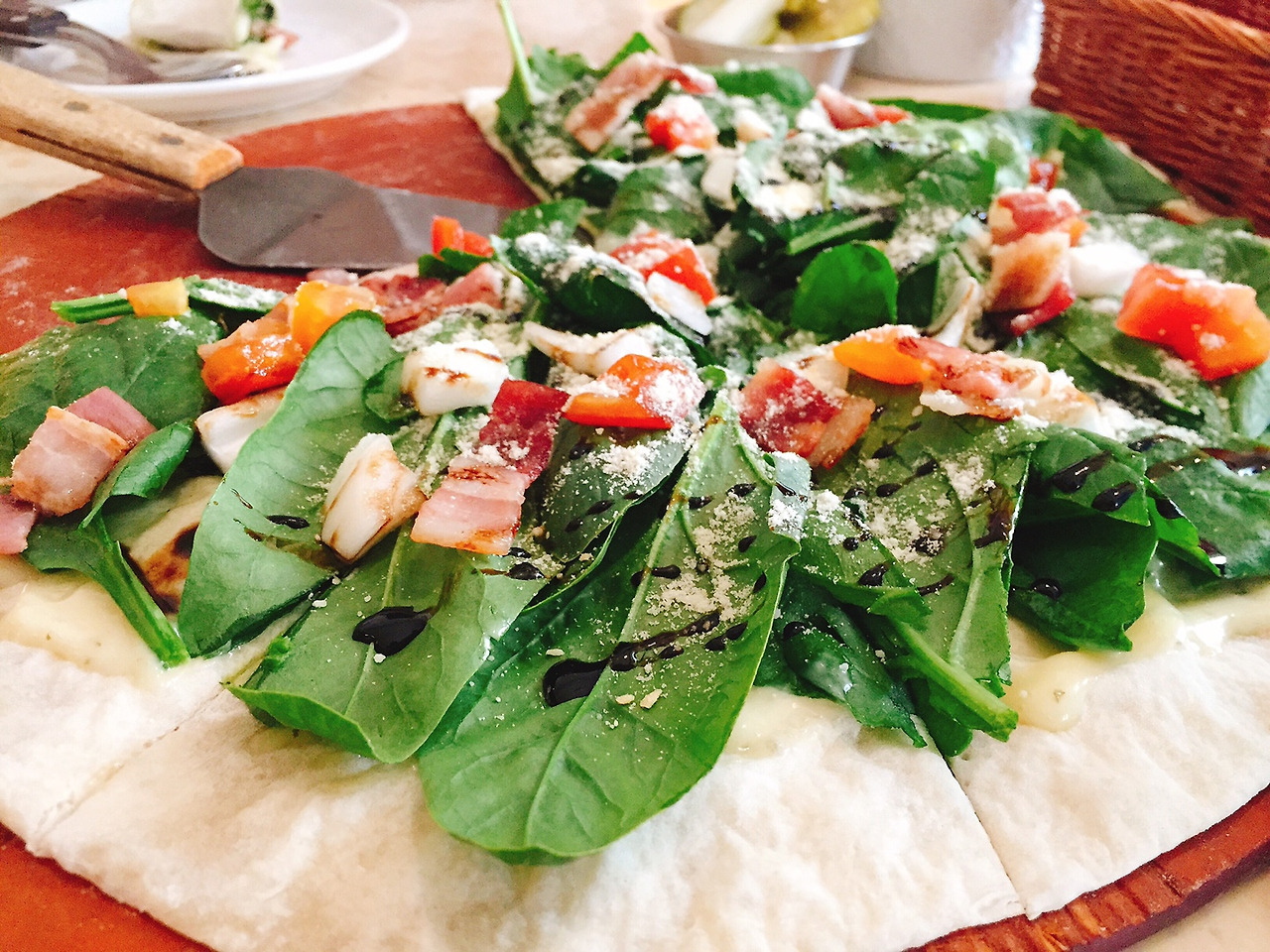 카페바리에_시금치피자.jpg