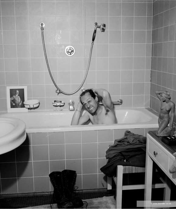 Copyright_LeeMillerArchives_David_E._Scherman_in_Hitler's_bathtub_Munich_Germany_1945.jpg