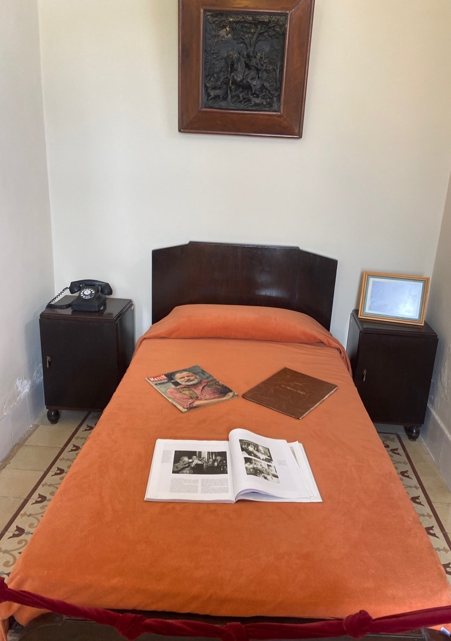 헤밍웨이 침대.jpg