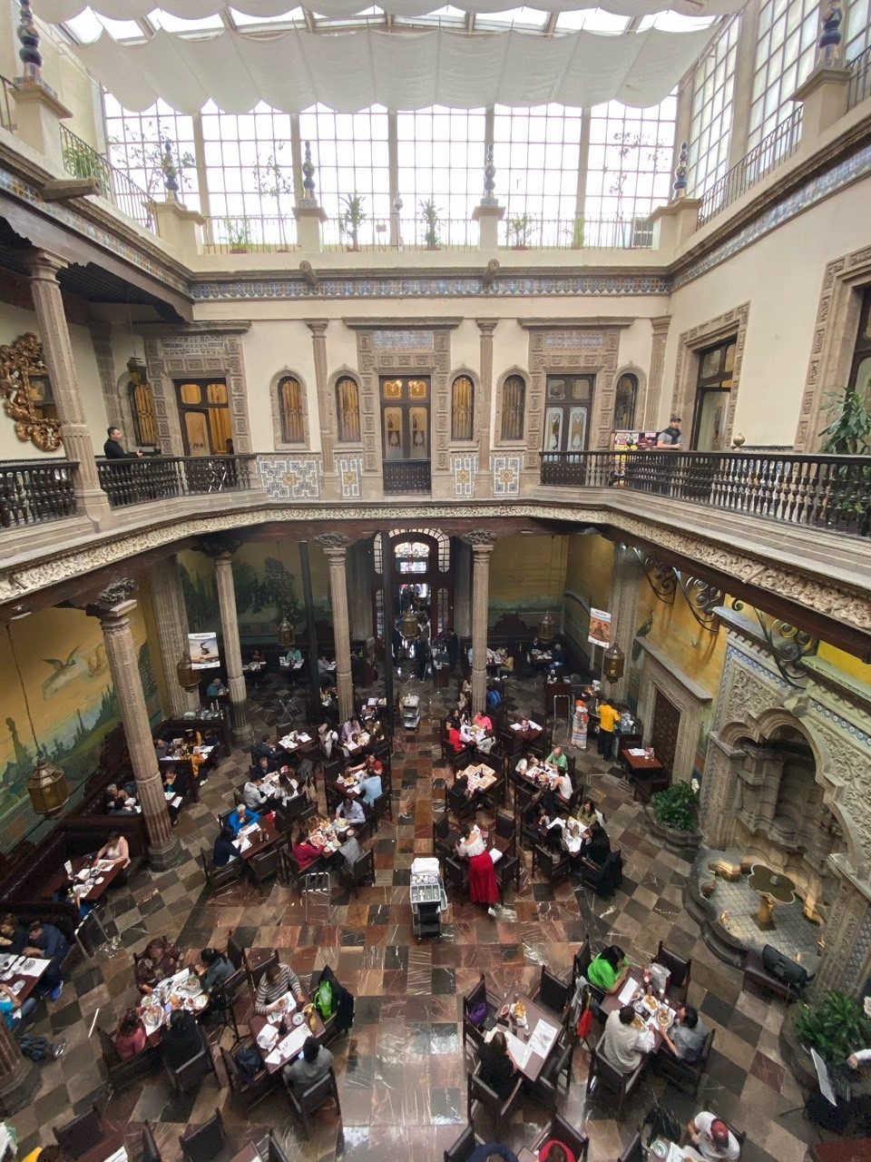 식당 중정내부.jpg