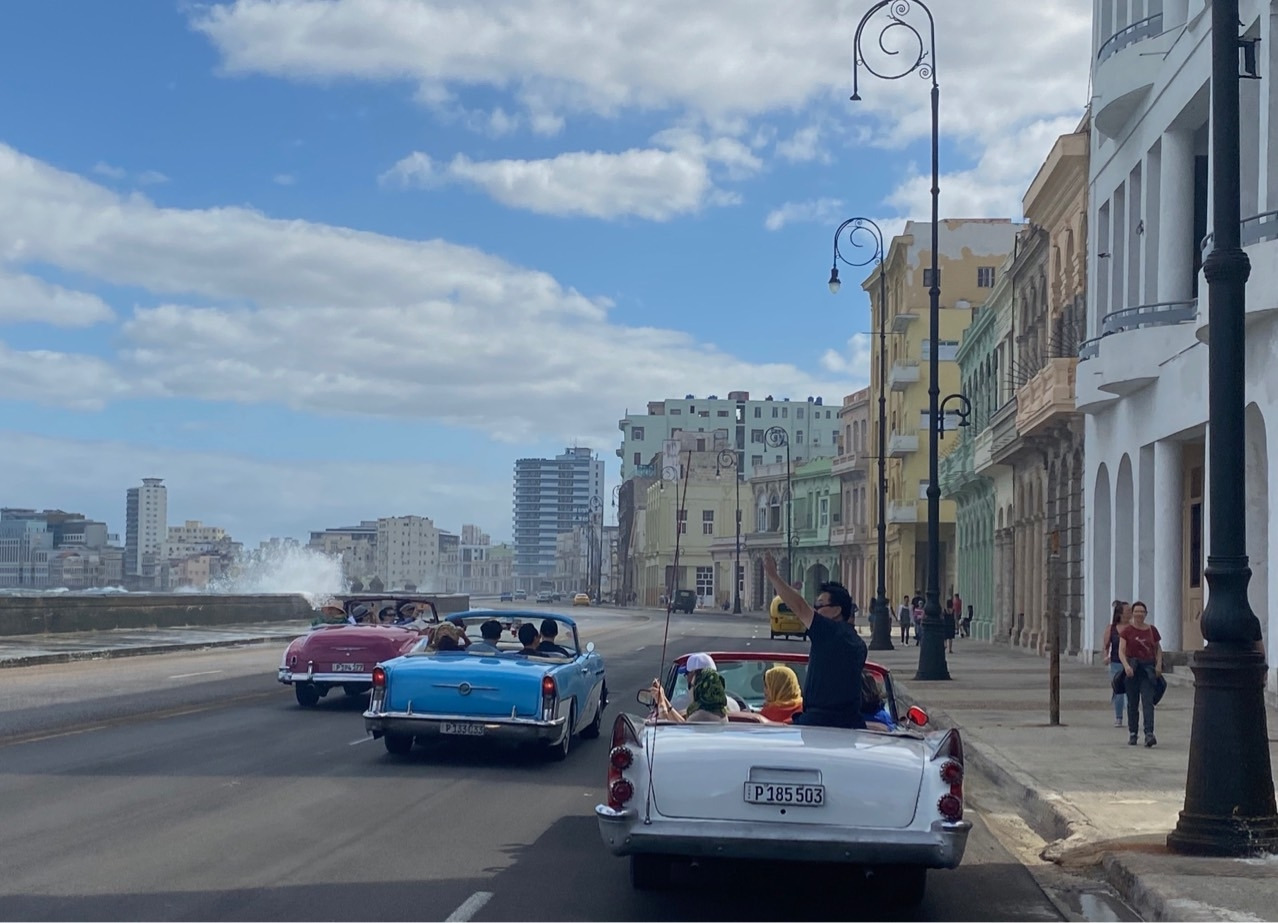 올드카_말레콘 해변.jpg