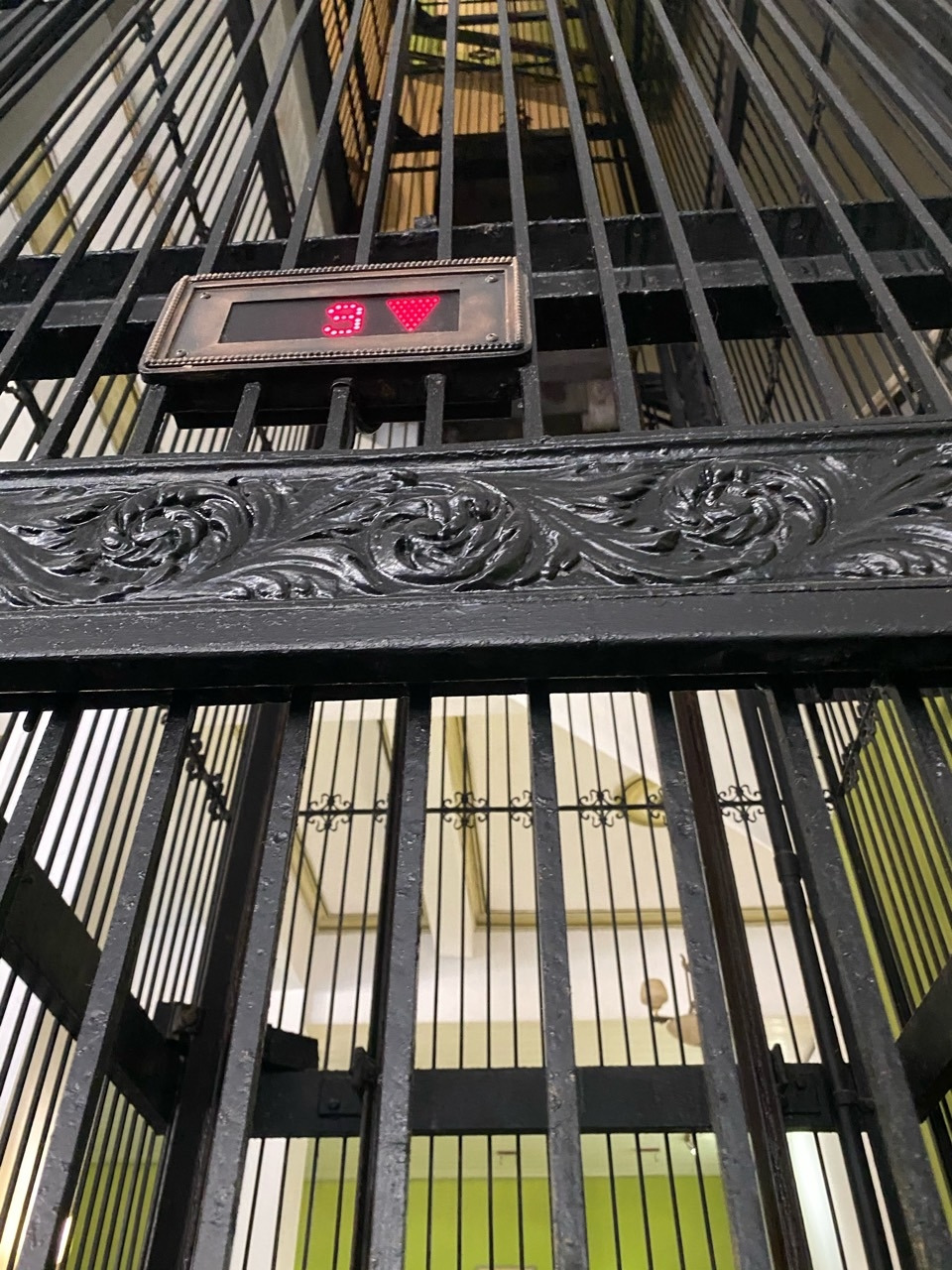 암보스호텔 엘리베이터.jpg