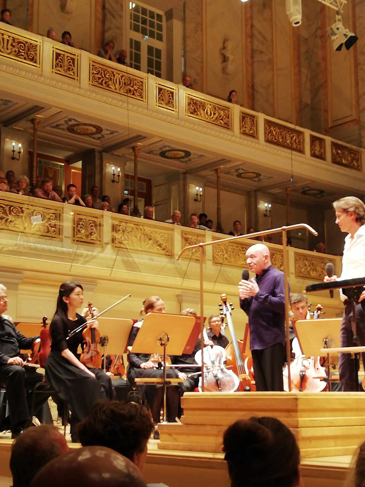 (사진4) 사회자와 인터뷰 중인 크리스토프 에센바흐.jpg