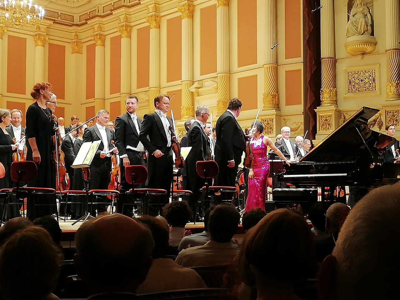 사진3-1 연주후 인사하는 유자왕.jpg