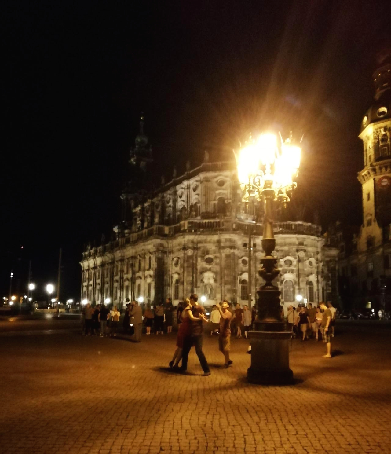 사진8 극장광장에서 탱고를 추는 커플.jpg