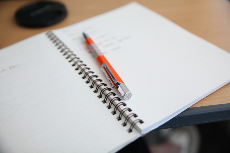 writing-2339737_960_720 (1).jpg