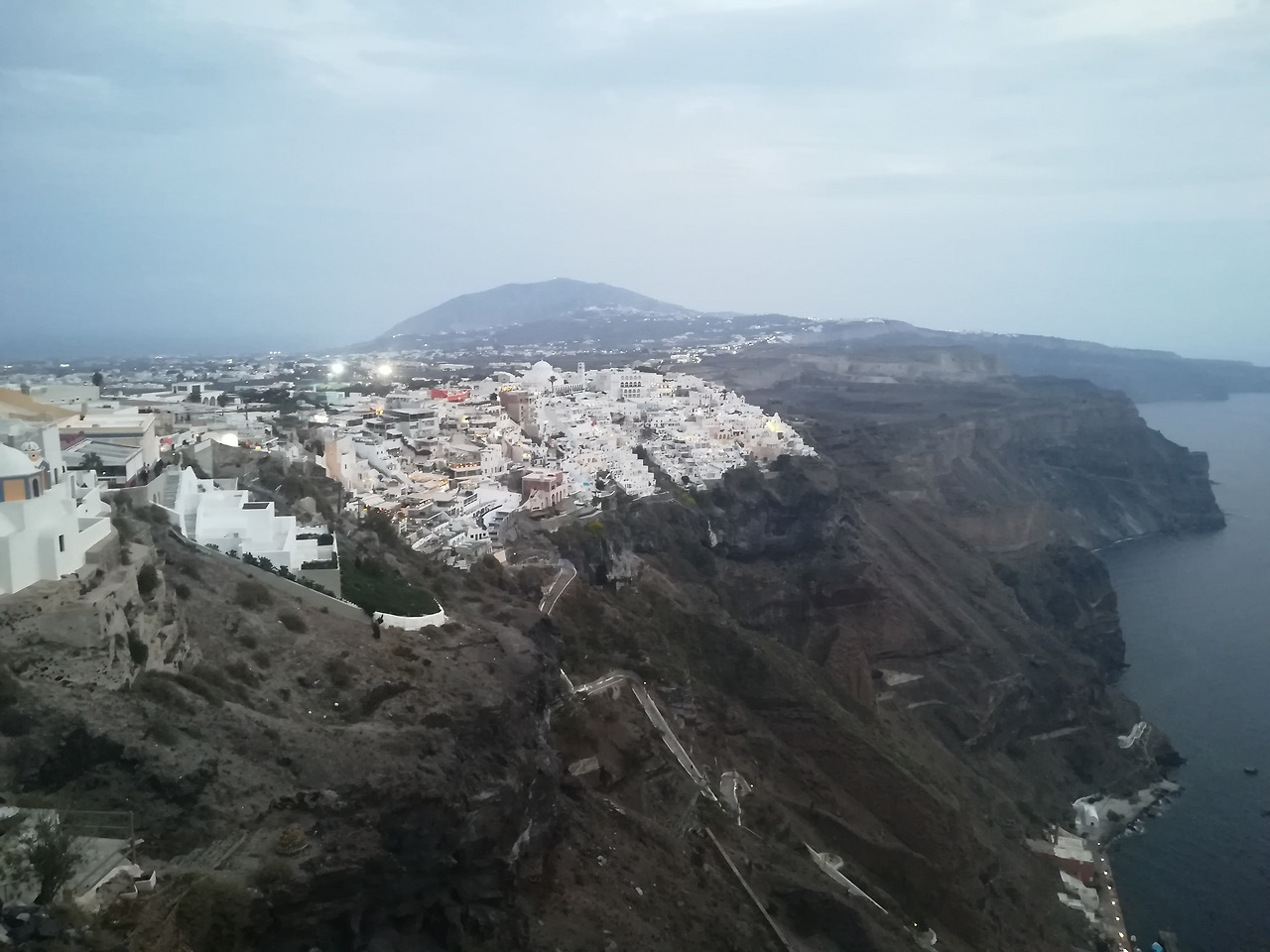 낭떠러지 위 피라.jpg